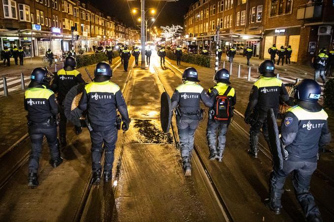 Politie in Rotterdam is massaal in de stad aanwezig na de rellen van een dag eerder en controleert mensen die in groepjes op straat lopen. ANP