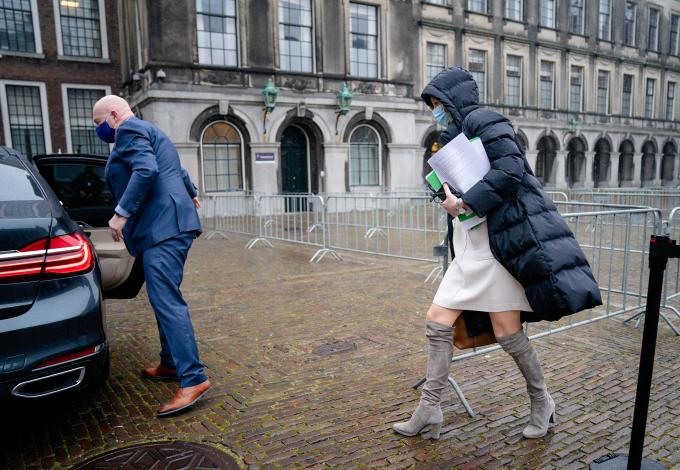 Verkenner Ollongren haast zich naar het dienstauto. Op leesbare papieren onder haar arm staat 'positie Omtzigt, functie elders'. Foto: ANP / Bart Maat