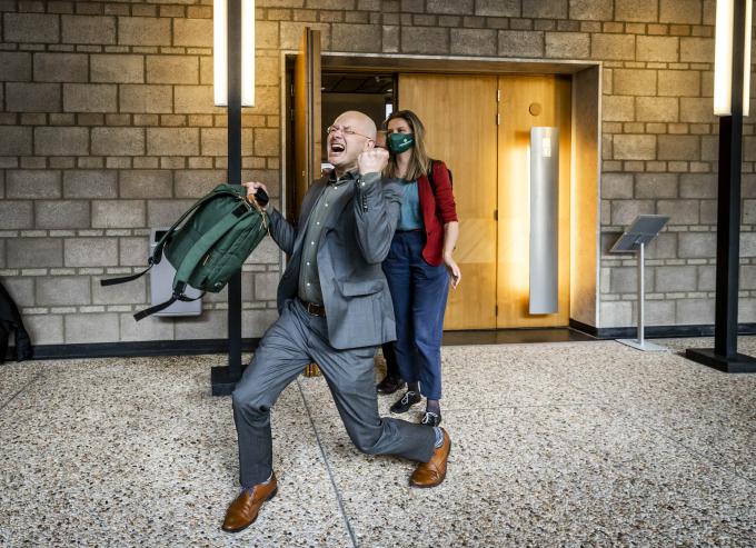 Donald Pols, directeur Milieudefensie, juicht na de uitspraak van de rechtbank. Foto: ANP/ Remko de Waal
