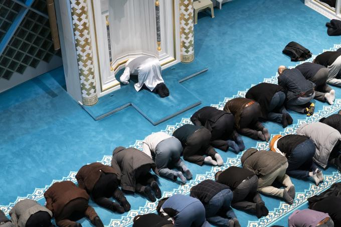 Bezoekers van de Turkse Ulu moskee tijdens het avondgebed aan het begin van de vastenmaand ramadan. ANP / Jeroen Jumelet