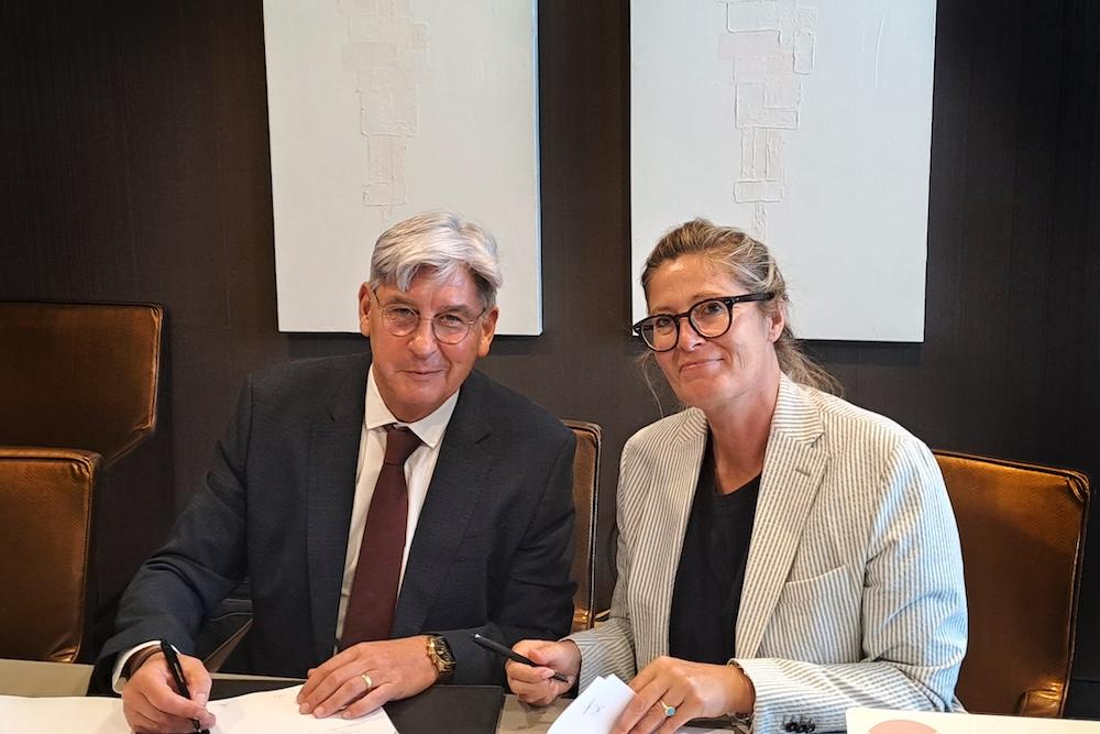 Patrick Lacroix (CEO Belga News Agency) en Martha Riemsma (algemeen directeur ANP) ondertekenen de overeenkomst. Foto: Mark Guldemont / Belga