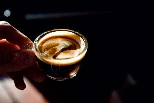 Een kopje koffie in de zon. Foto: Richard Brocken