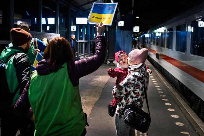 Oekraïense vluchtelingen arriveren op Amsterdam CS. Foto: ANP / Ramon van Flymen