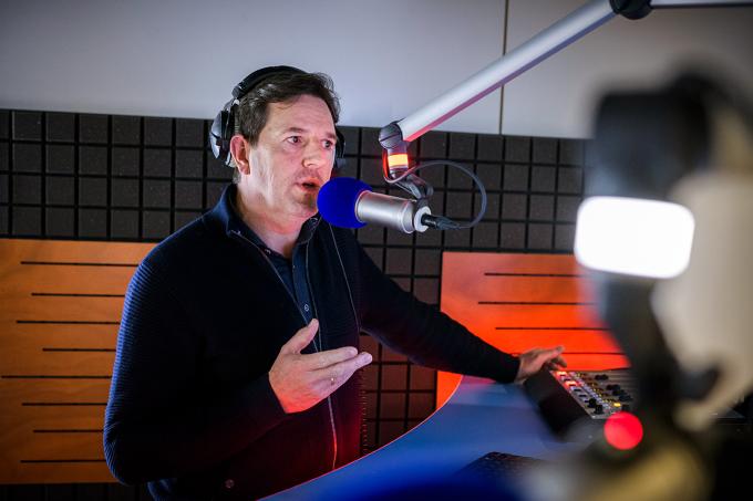 Robert-Jan Knook aan het nieuwslezen in de radiocel op de redactie. Foto: Kees van de Veen