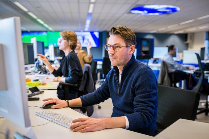 Redacteur aan het werk op de nieuwsredactie van het ANP. Foto door Kees van de Veen.