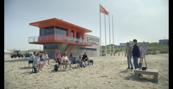 Remko de Waal geeft de kandidaten van 'Het Perfecte Plaatje' uitleg over de foto-opdracht.