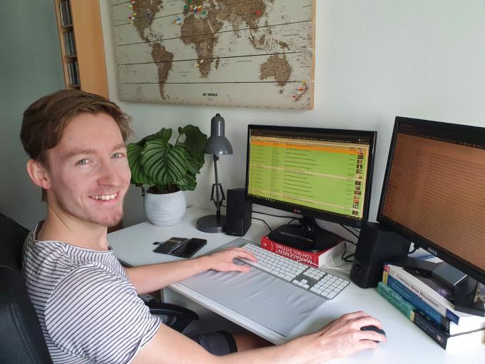 Entertainmentredacteur Davy Leeuw aan het werk vanuit huis.